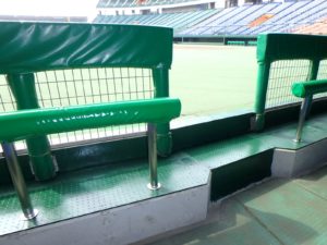 マスカットスタジアム 岡山県倉敷市 のダッグアウトに 座席バーを設置しました