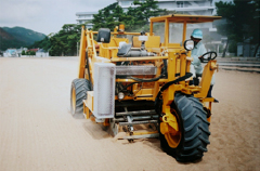 フィールドクリーナー工法で海岸の整備をしている様子の写真(1)